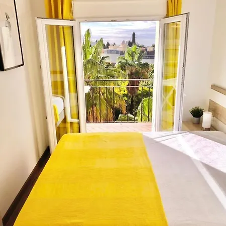 Sunny In Center Of ! Apartment